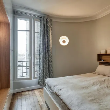 Superb In Perfect Condition Bright And Clear Appartement Parijs